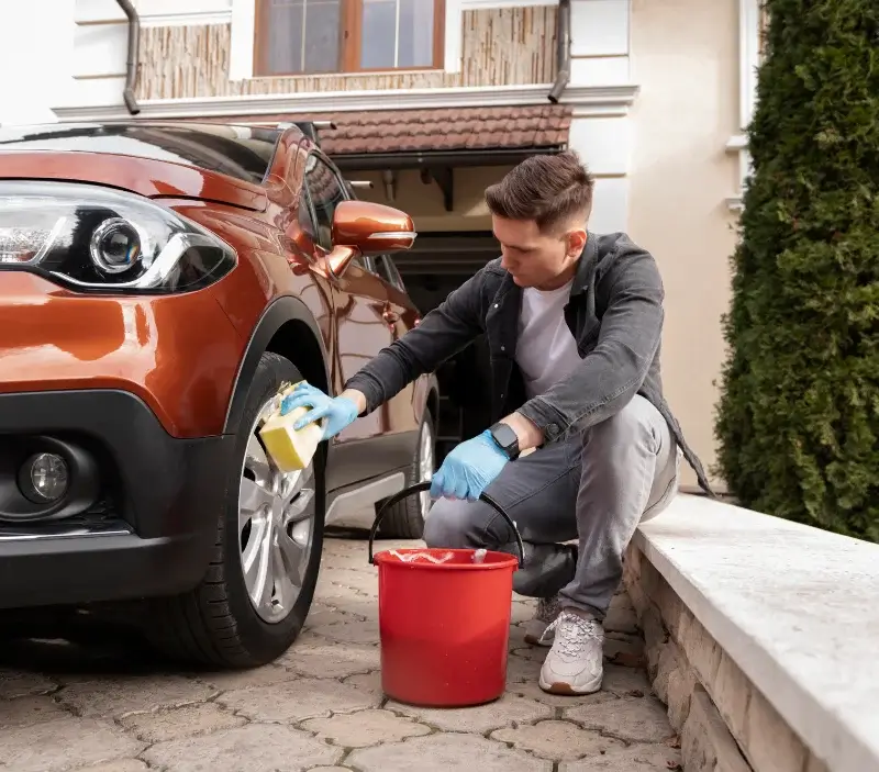 Lavage auto à domicile Muespach : professionnel intervenant sur un véhicule